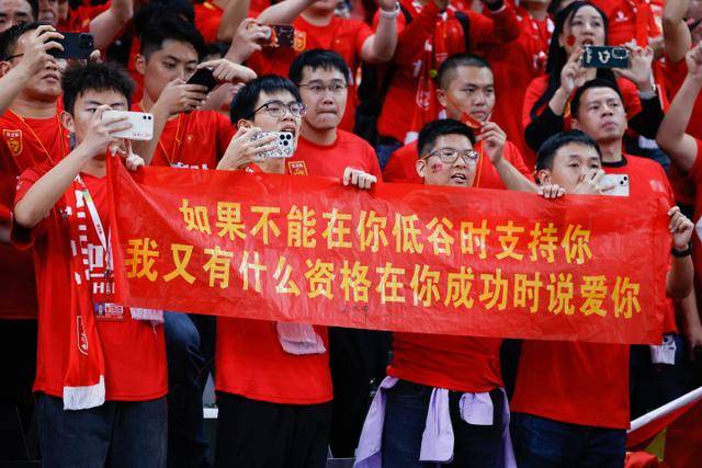 刘亦菲成都现身，简单装扮更显气质